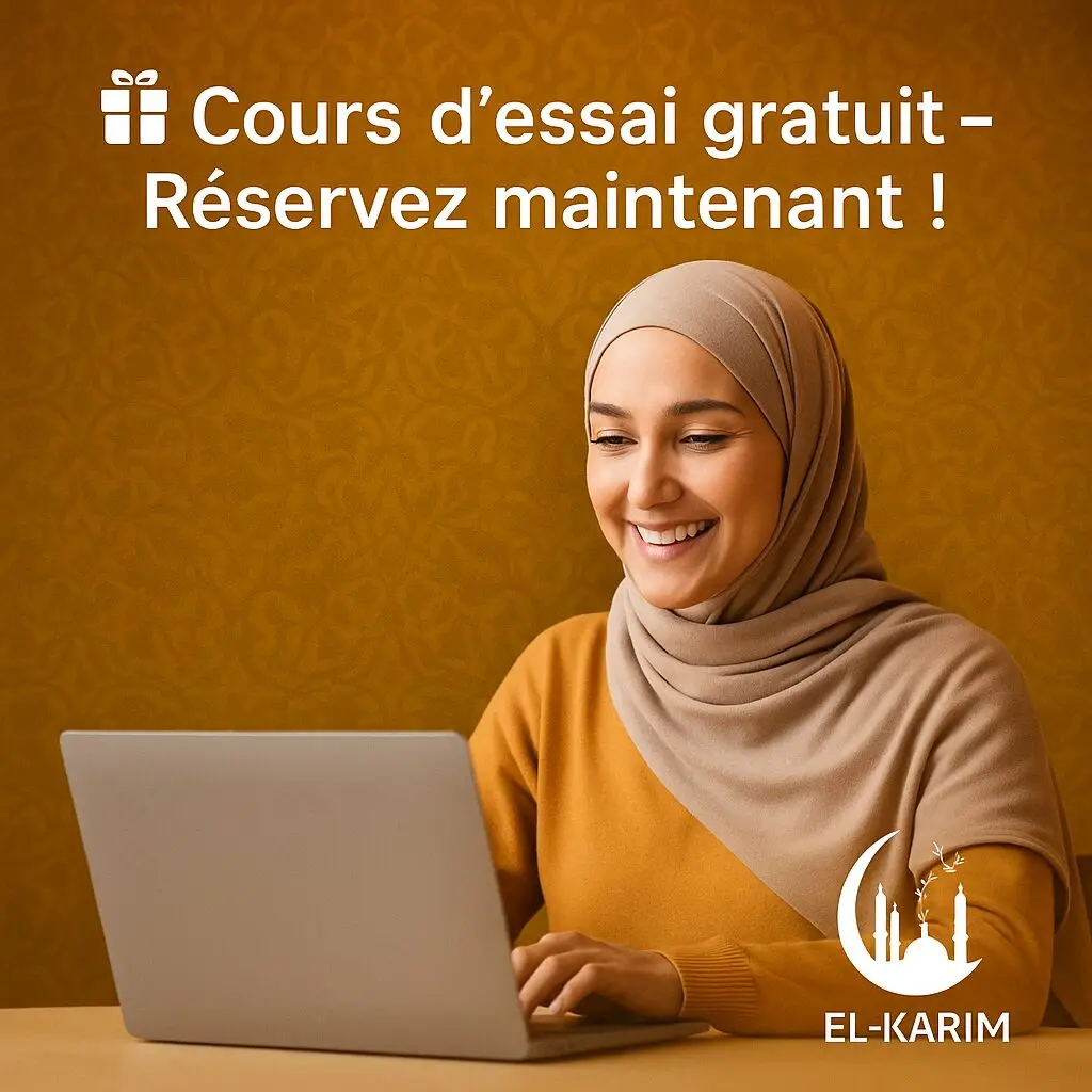 Jeune femme souriante portant un hijab et suivant un cours en ligne d’arabe et de Coran – promotion des cours gratuits de Madrassat El-Karim.