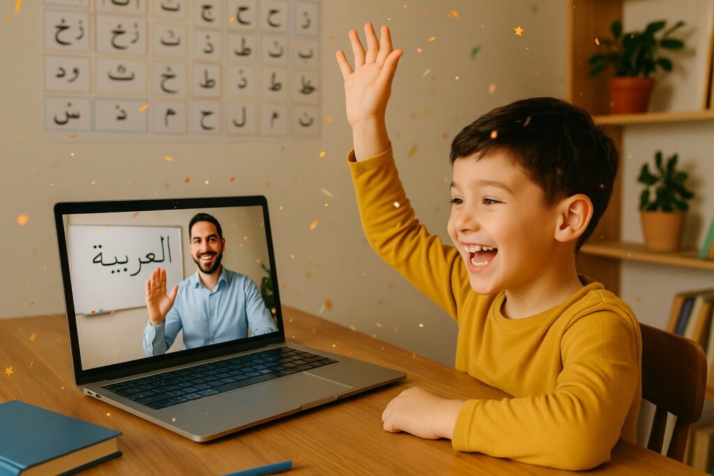 Un élève heureux apprend la langue arabe en ligne avec son professeur via un ordinateur portable.