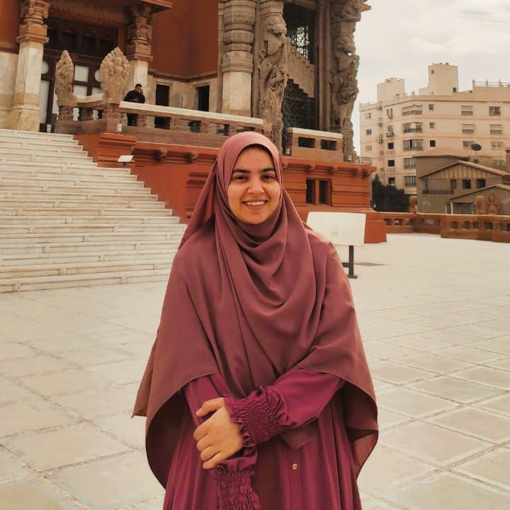 Gihad, professeure de langue arabe et de Coran diplômée d'Al-Azhar, enseigne en ligne sur Madrassat Elkarim aux enfants et aux adultes.